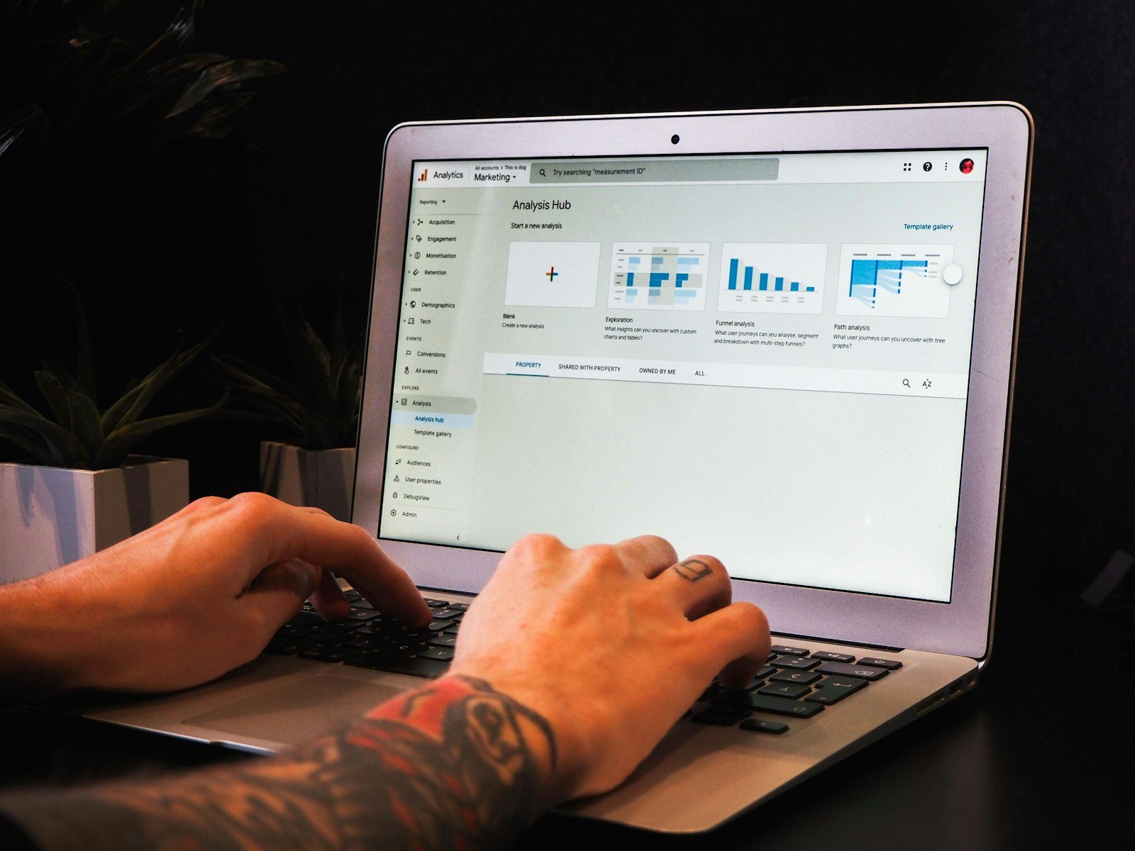 Seo local - Consultoria SEO analisando dados de Google Analytics em notebook